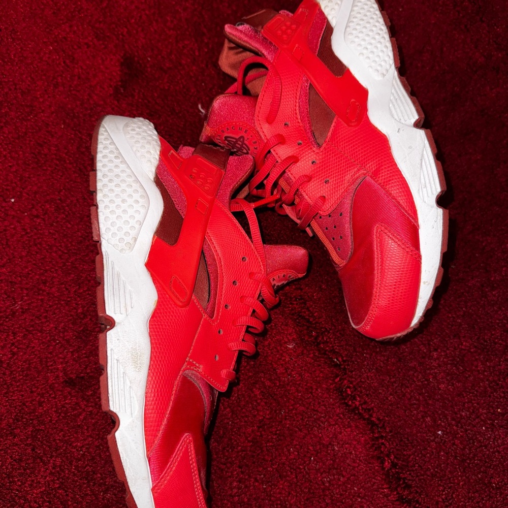 Wmns air huarache run bright crimson